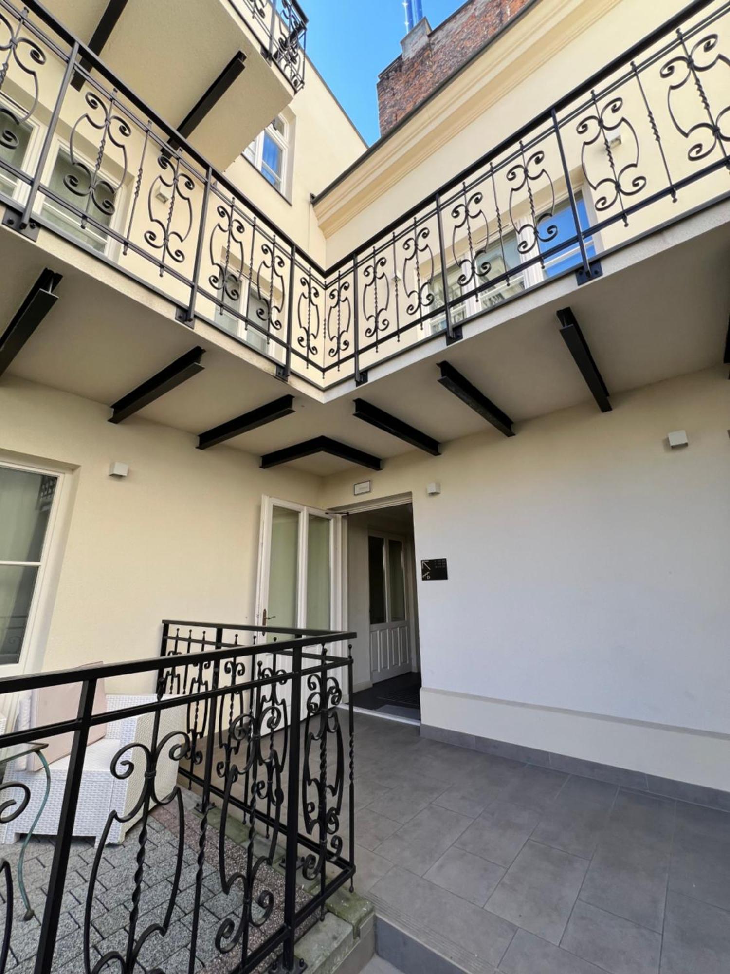 Atrium - Old Town Luxury Apartments - By Upstairs Cracovia Esterno foto